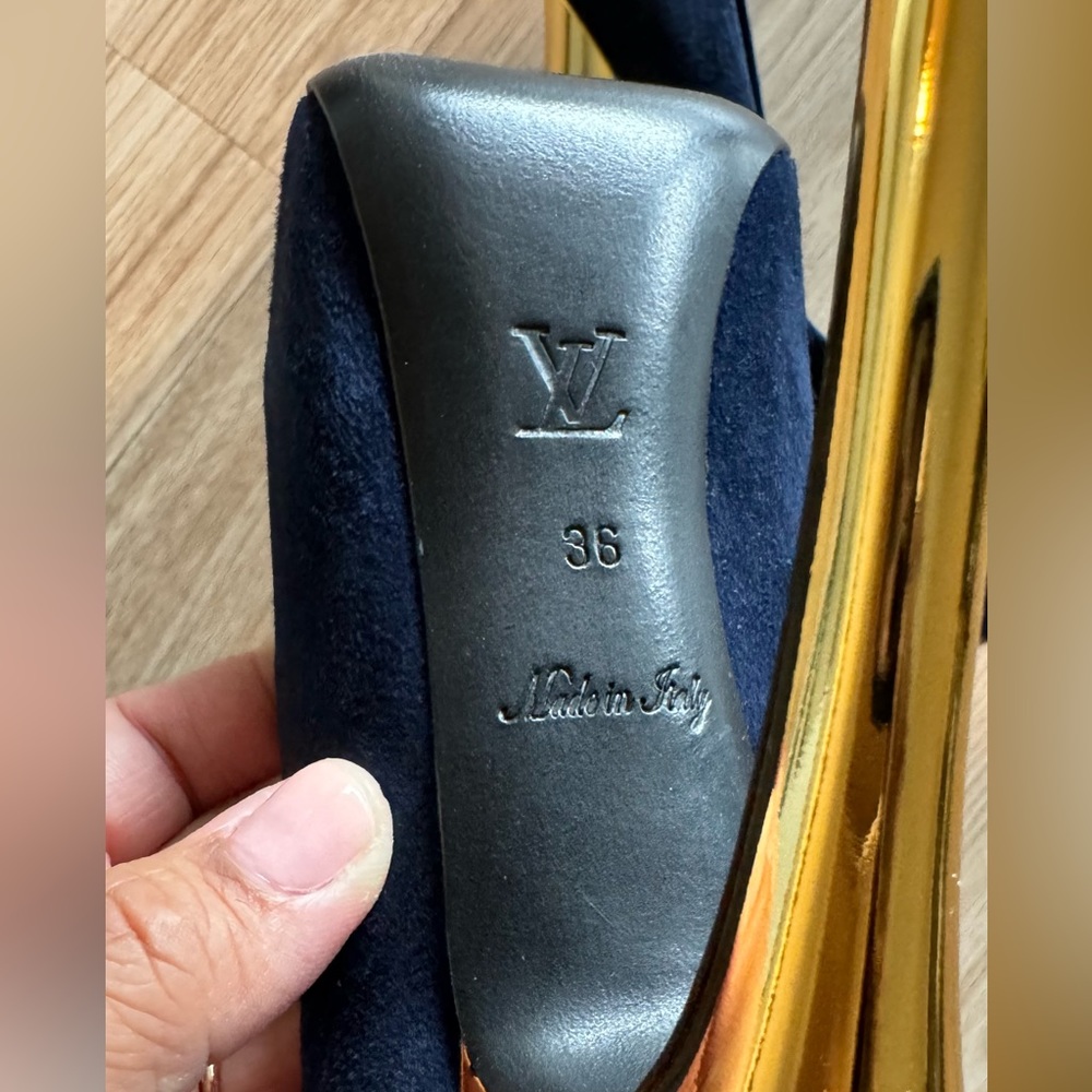 LV Louis Vuitton Navy Suede with Gold Lock Pumps Size 36 - Picture 5 of 7